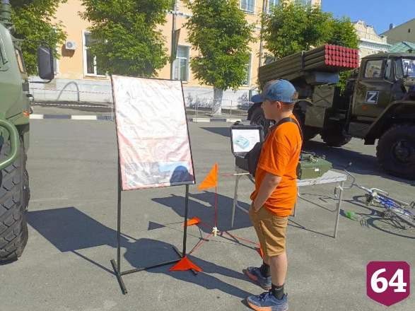 На площади в Вольске открыли выставку военной техники